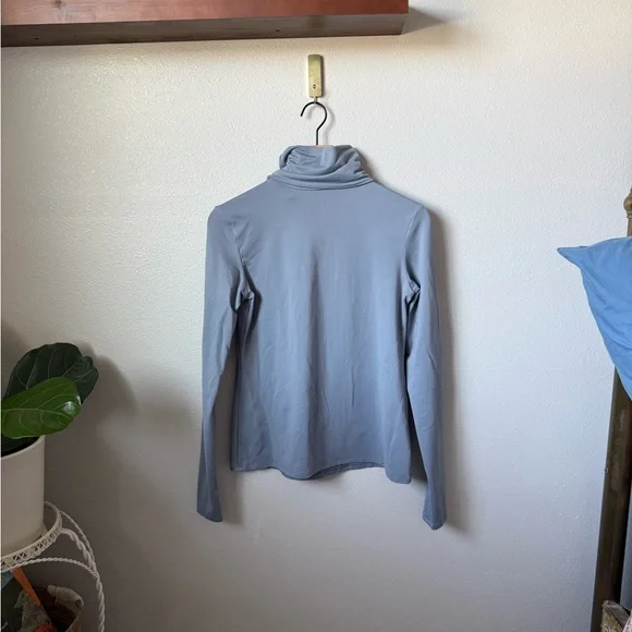 ALO Yoga Light Blue-Grey Turtleneck Top - Picture 4 of 5